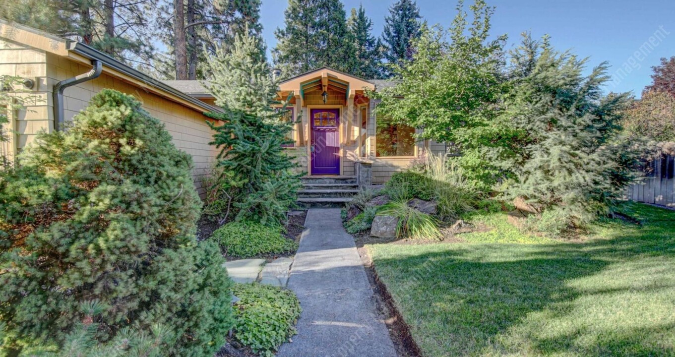 326 NW Saginaw Ave in Bend, OR - Building Photo