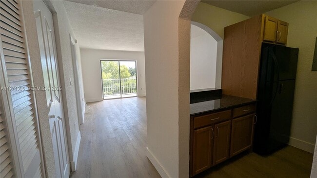 445 SW 11th St, Unit 408 in Miami, FL - Foto de edificio - Building Photo