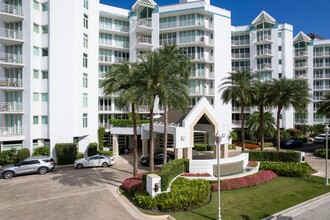 Presidential Place Condominiums in Boca Raton, FL - Building Photo - Building Photo