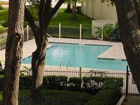 4001 E NASA Pkwy in El Lago, TX - Building Photo