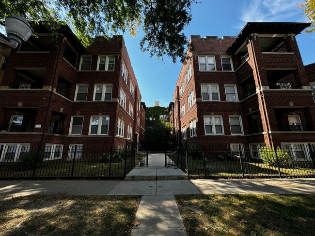 4722 N Bernard St, Unit 1W in Chicago, IL - Foto de edificio - Building Photo