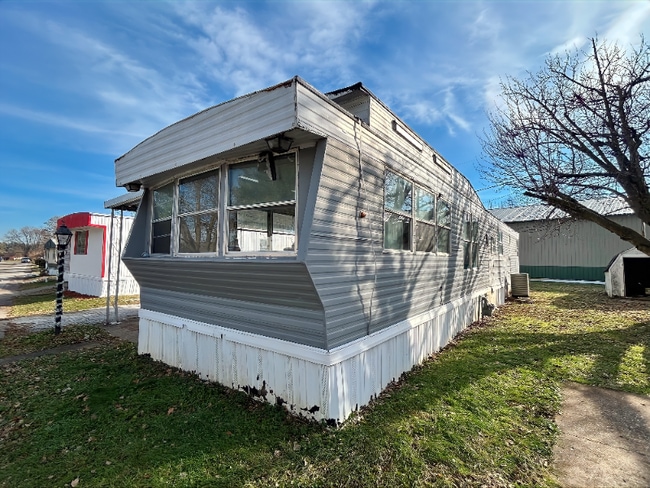 711 N 19th St in Hamilton, IL - Foto de edificio - Building Photo
