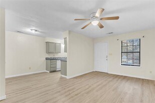 211 W Trinity St in Forney, TX - Building Photo