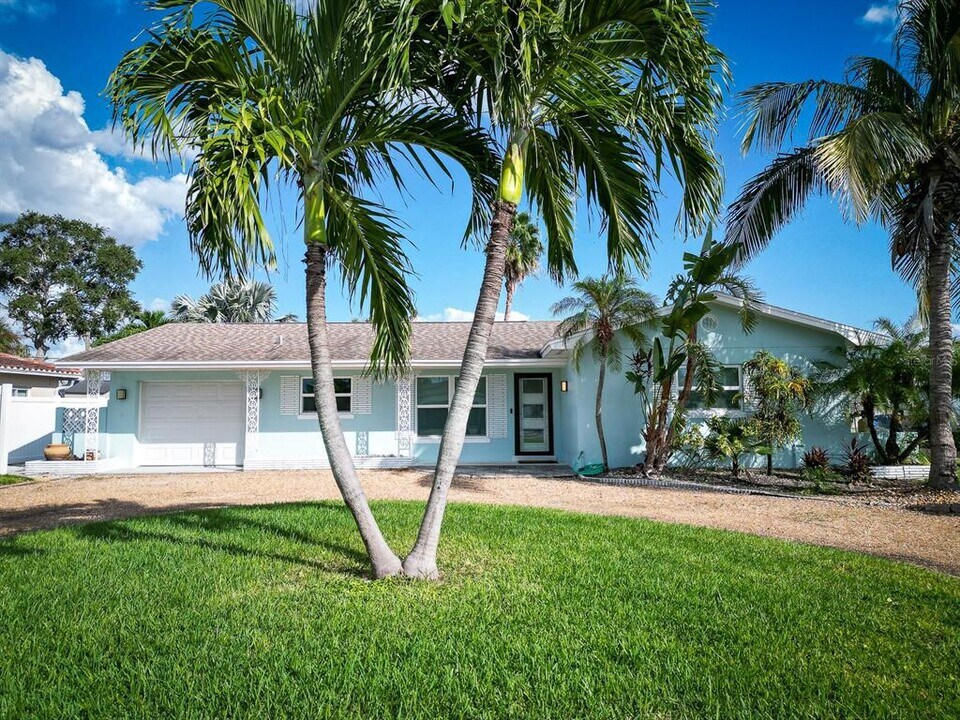 10133 4th St E in Treasure Island, FL - Building Photo