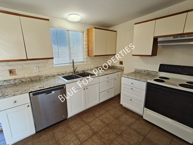 3755 S Amos Pl in Tucson, AZ - Building Photo - Building Photo