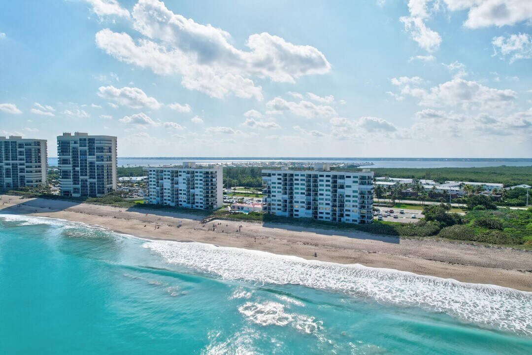 9400 S Ocean Dr in Jensen Beach, FL - Building Photo