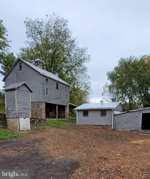 7096 Pine Tree Rd in Hereford, PA - Building Photo