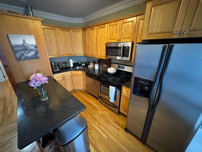 132 W 8th St, Unit 3 in Boston, MA - Building Photo - Building Photo