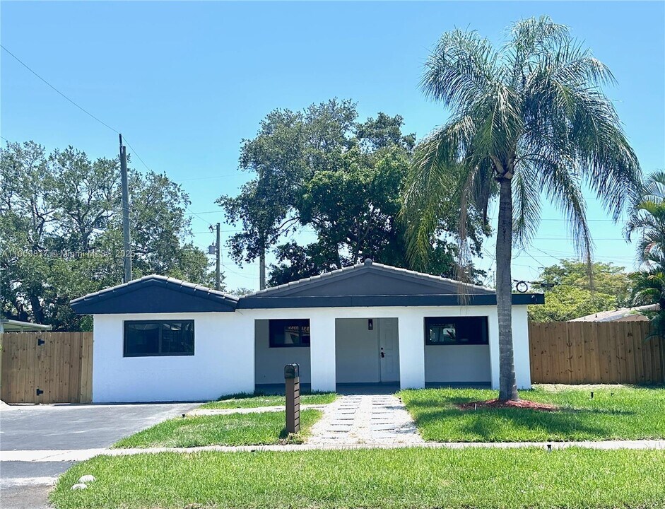 2421 N 56th Terrace in Hollywood, FL - Building Photo