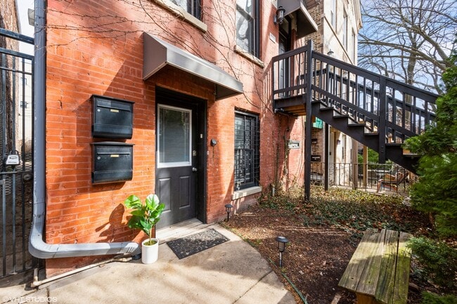 2116 W Lyndale St in Chicago, IL - Building Photo - Building Photo