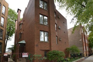 632 W Wellington Ave, Unit J07P in Chicago, IL - Building Photo