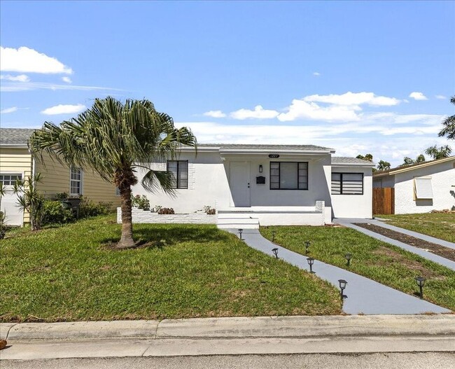 1227 N Ocean Breeze in Lake Worth, FL - Foto de edificio - Building Photo