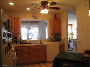 11 Evergreen Dr in Clifton, NJ - Building Photo - Building Photo