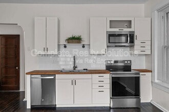 2042 Russell Blvd in St. Louis, MO - Building Photo - Building Photo