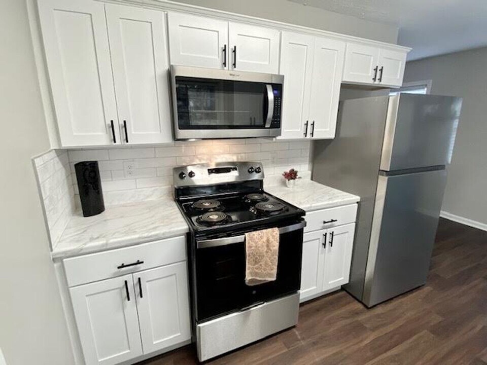 454 Lexington Dr in Lawrenceville, GA - Building Photo