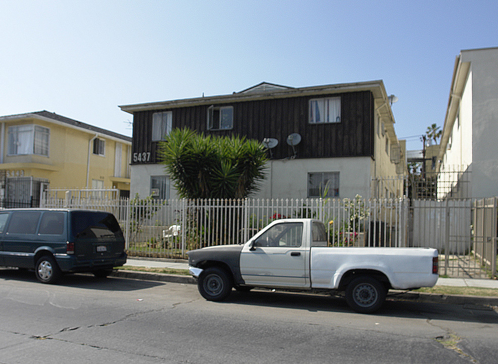5437 Romaine St in Los Angeles, CA - Foto de edificio