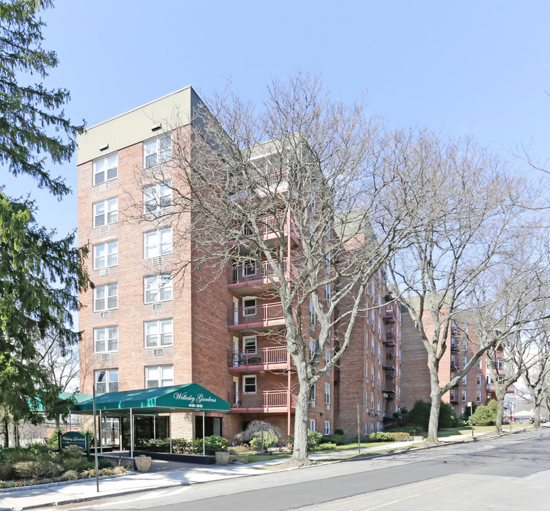 Wellesley Gardens in Little Neck, NY - Building Photo