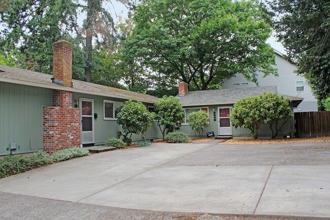 8829-8833-8833 SE 16th Ave