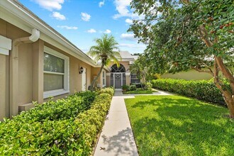 2320 Saratoga Bay Dr in West Palm Beach, FL - Foto de edificio - Building Photo