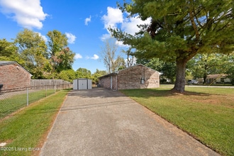 7520 Blue Wing Dr in Louisville, KY - Building Photo - Building Photo