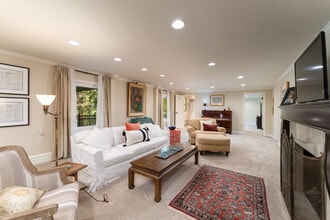 2744 SW Sherwood Dr in Portland, OR - Building Photo - Building Photo