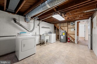 13719 Knowles St in Woodbridge, VA - Foto de edificio - Building Photo