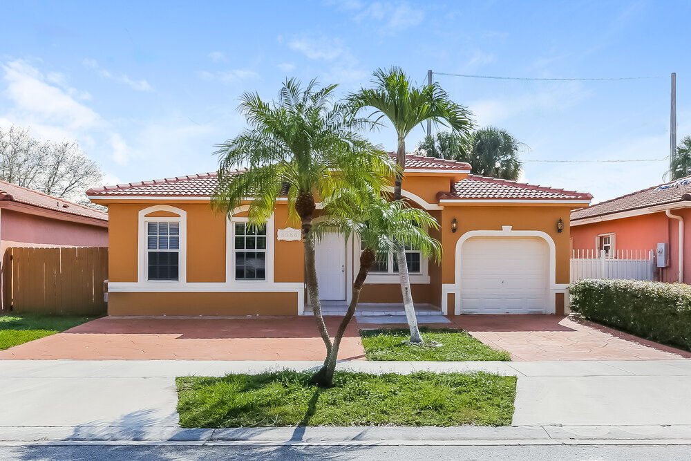 8986 NW 144th Terrace in Miami Lakes, FL - Foto de edificio