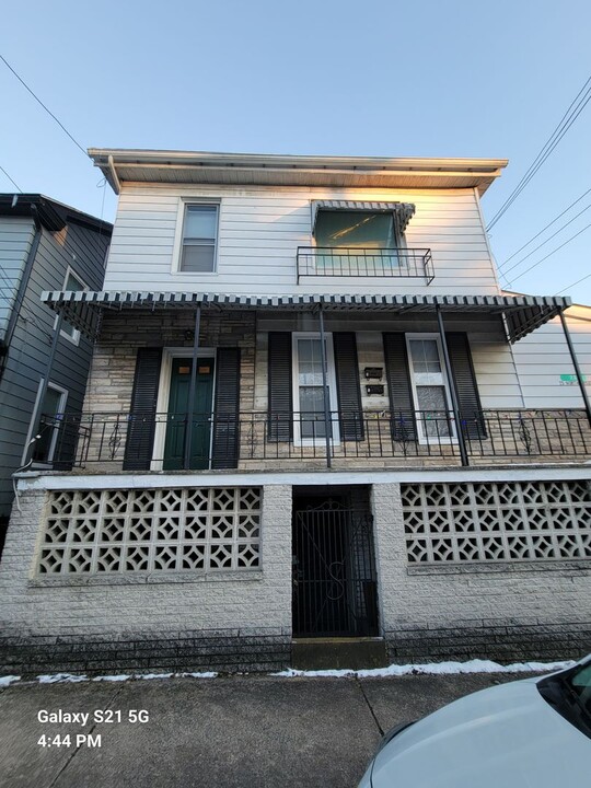 23 N Grant St-Unit -Apt. 2 in Waynesboro, PA - Building Photo