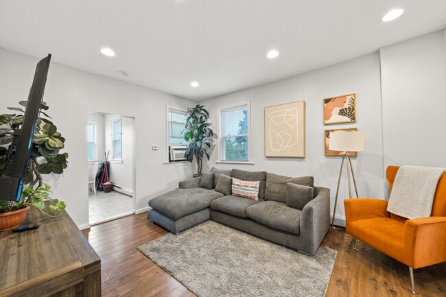 35 W 50th St