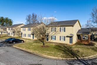 Hickory East in Hickory, NC - Foto de edificio - Building Photo