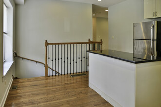 850 W Cornelia Ave, Unit 1E in Chicago, IL - Building Photo - Building Photo
