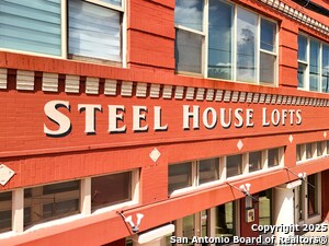 1401 S Flores St in San Antonio, TX - Building Photo