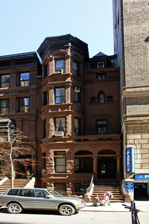 7 W 82nd St in New York, NY - Building Photo