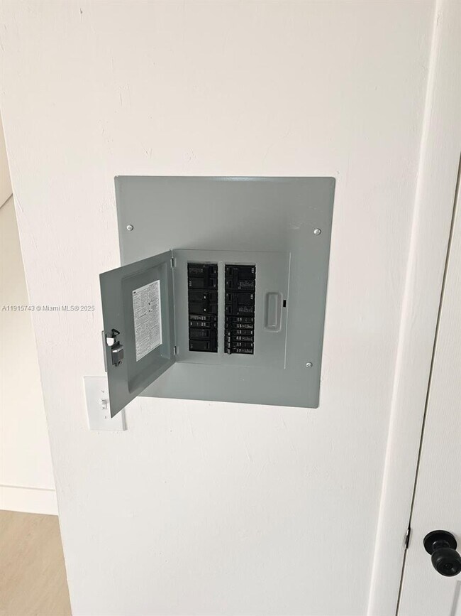 2287 W 53rd Pl in Hialeah, FL - Building Photo - Building Photo