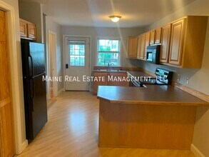 10 River Village Dr in Milford, ME - Foto de edificio - Building Photo