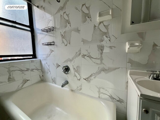 155 E 52nd St in New York, NY - Building Photo - Building Photo