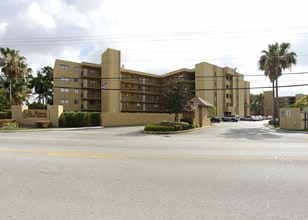 La Riviera Apartments in Hialeah, FL - Building Photo - Building Photo