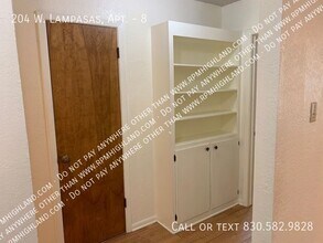 204 W Lampasas St-Unit -8 in Llano, TX - Foto de edificio - Building Photo