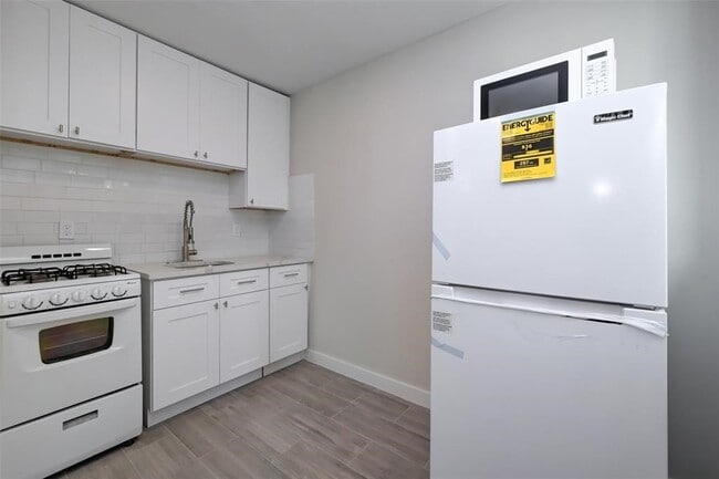 property at 1747 Wroxton Ct