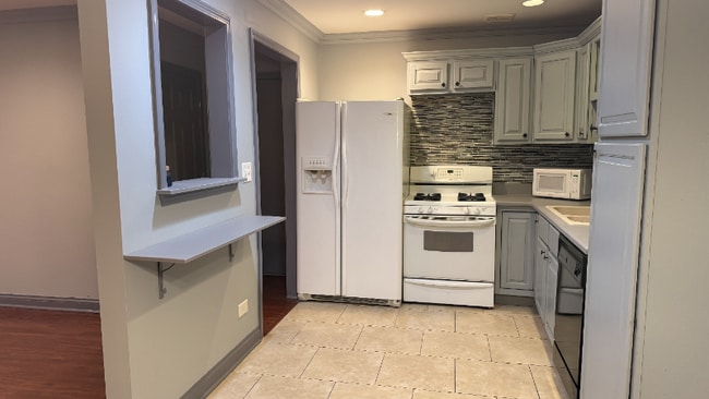 9S060 Lake Dr, Unit 12-102 in Willowbrook, IL - Building Photo - Building Photo