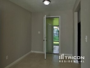 10002 N 24th St in Tampa, FL - Foto de edificio - Building Photo