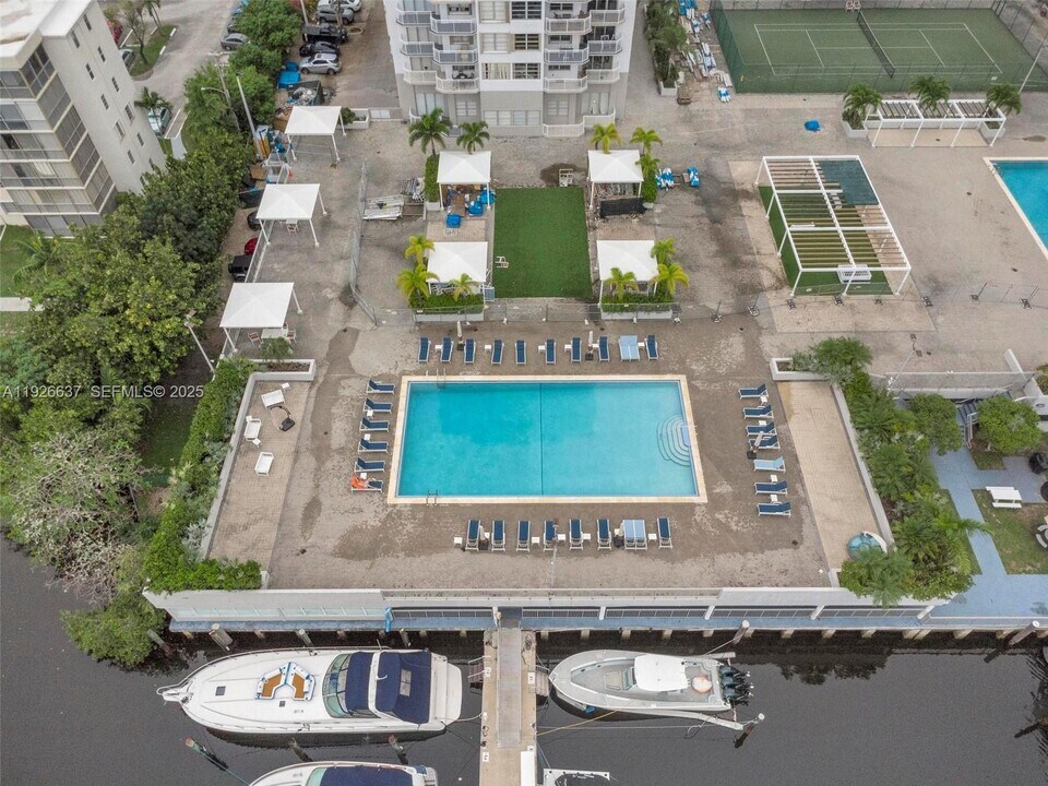18011 Biscayne Blvd, Unit PH04 in Aventura, FL - Building Photo