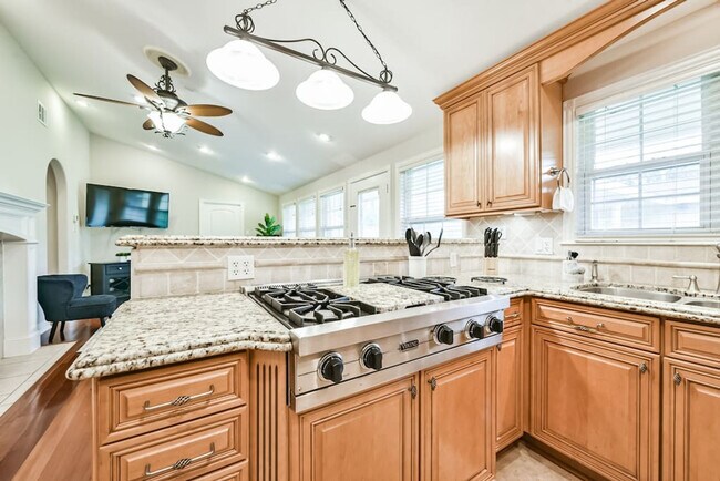 9712 Long Branch Ln in Houston, TX - Foto de edificio - Building Photo