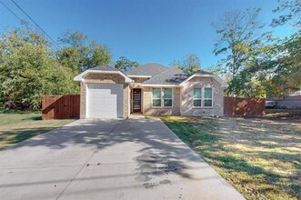 1517 Wesley St in Greenville, TX - Building Photo - Building Photo