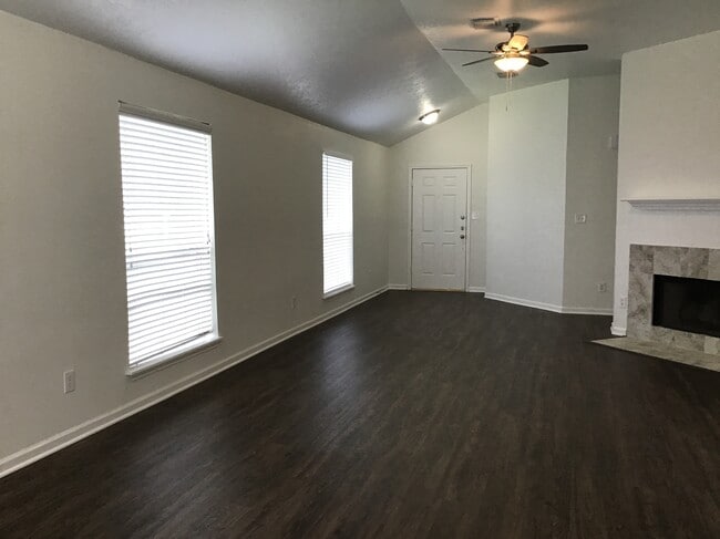 327 Leisure Ln in Montgomery, TX - Building Photo - Building Photo