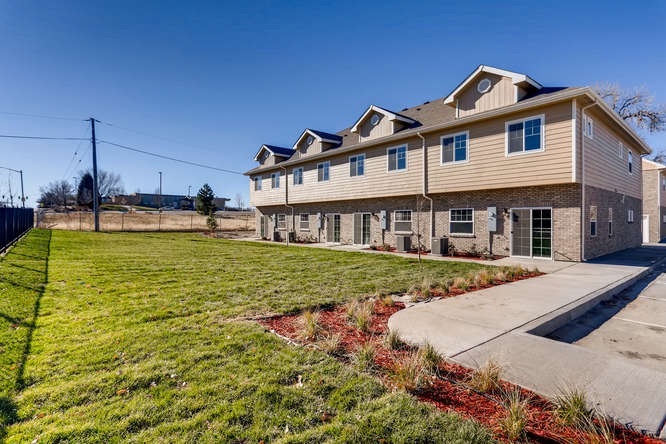 Sable Commons Townhomes in Aurora, CO - Building Photo