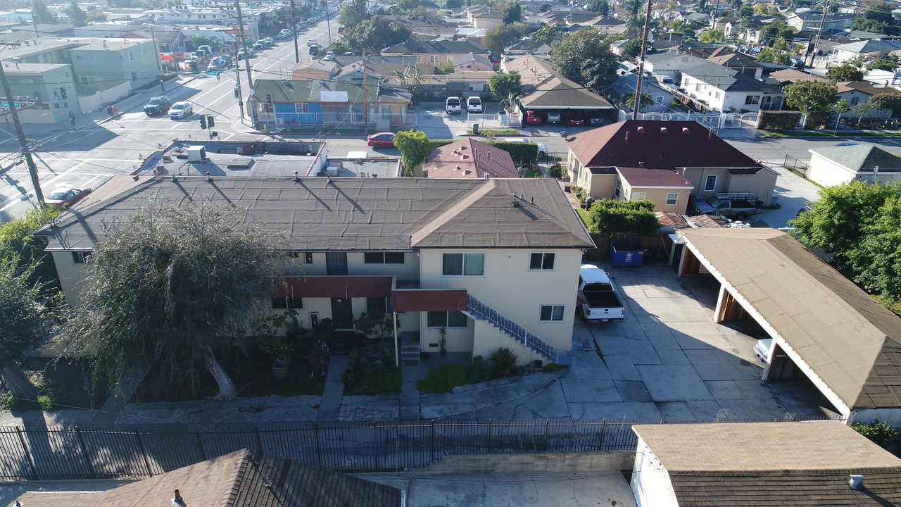 10329 S Inglewood Ave in Inglewood, CA - Building Photo