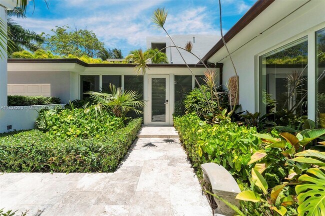 5055 N Bay Rd in Miami Beach, FL - Building Photo - Building Photo