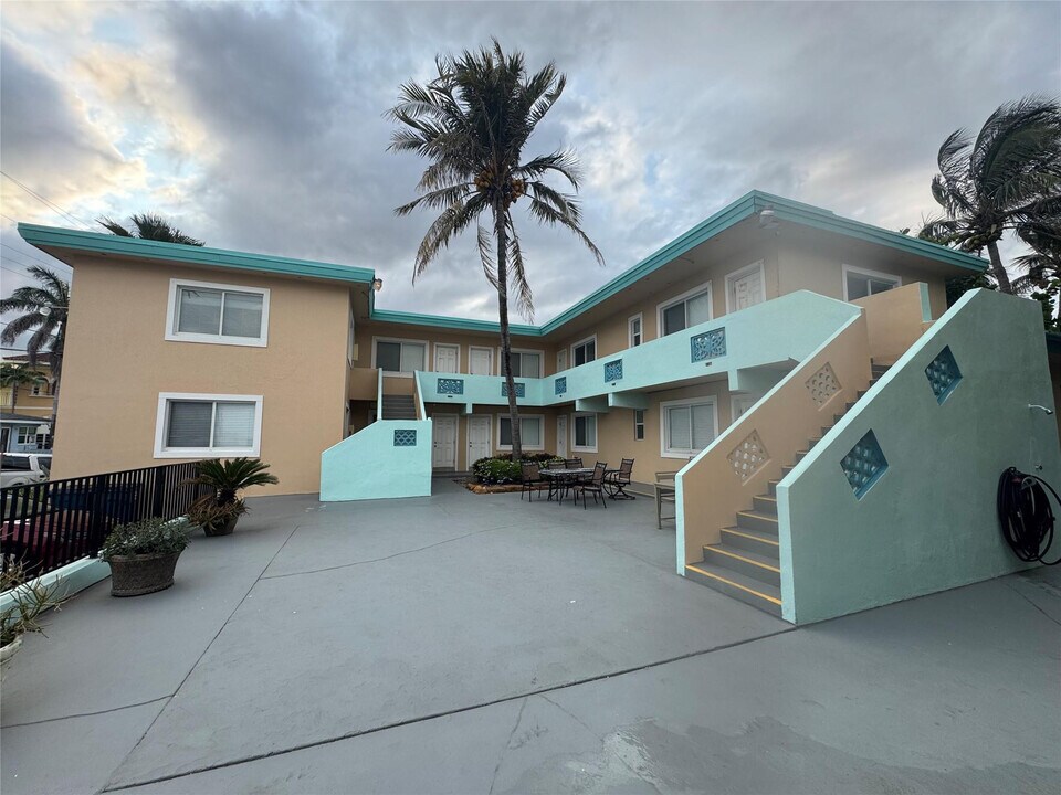 323 Monroe St in Hollywood, FL - Building Photo