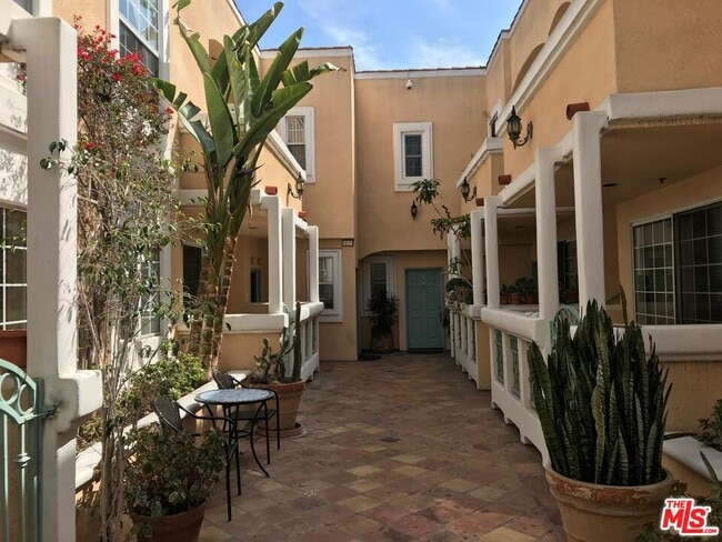 1076 Orange Grv Ave in Los Angeles, CA - Building Photo - Building Photo